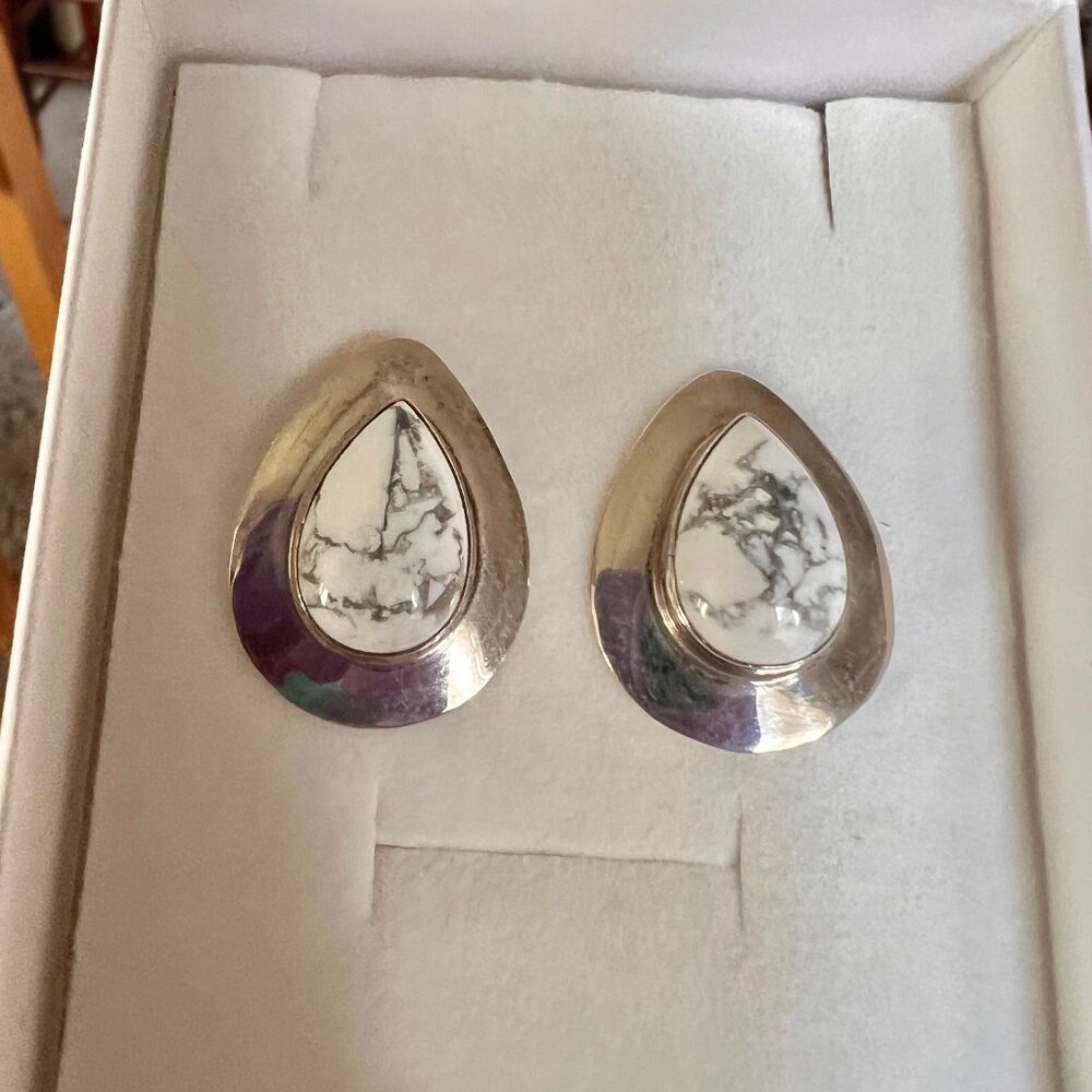 Vintage Larry Spencer Native America Navajo White Buffalo Earrings, Howlite - Picture 6 of 8